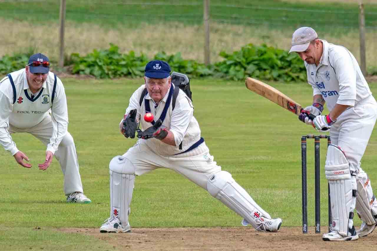 Scotland Wicketkeeper | 82 ఏళ్ల పెద్దాయ‌న‌కు క్రికెట్ అంటే ఎంతిష్ట‌మో.. ఆక్సిజ‌న్ సిలిండ‌ర్ పెట్టుకొని మ‌రీ ఆడాడు.. వీడియో వైర‌ల్