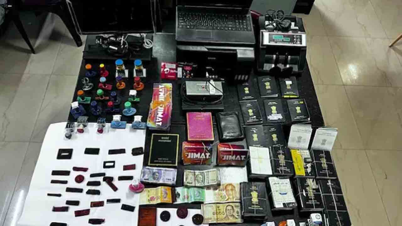 fake passports | నకిలీ పాస్‌పోర్ట్‌లు అమ్ముతున్న వ్యక్తి.. అరెస్ట్ చేసిన పోలీసులు