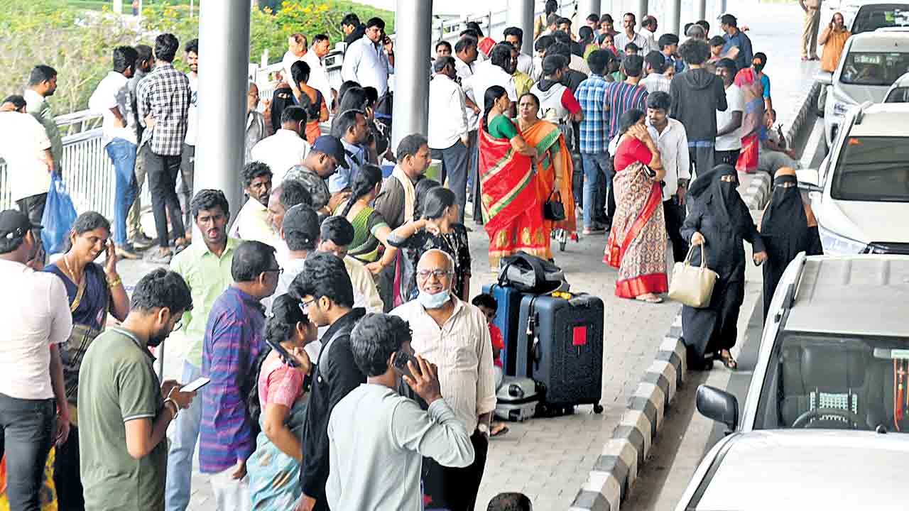 Shamshabad |  ఇద్దరు ముగ్గురికి మించి రావద్దని చెప్పినా.. ఒక్కరికి వీడ్కోలు పలికేందుకు విమానాశ్రయానికి వస్తున్న 10 నుంచి 15 మంది