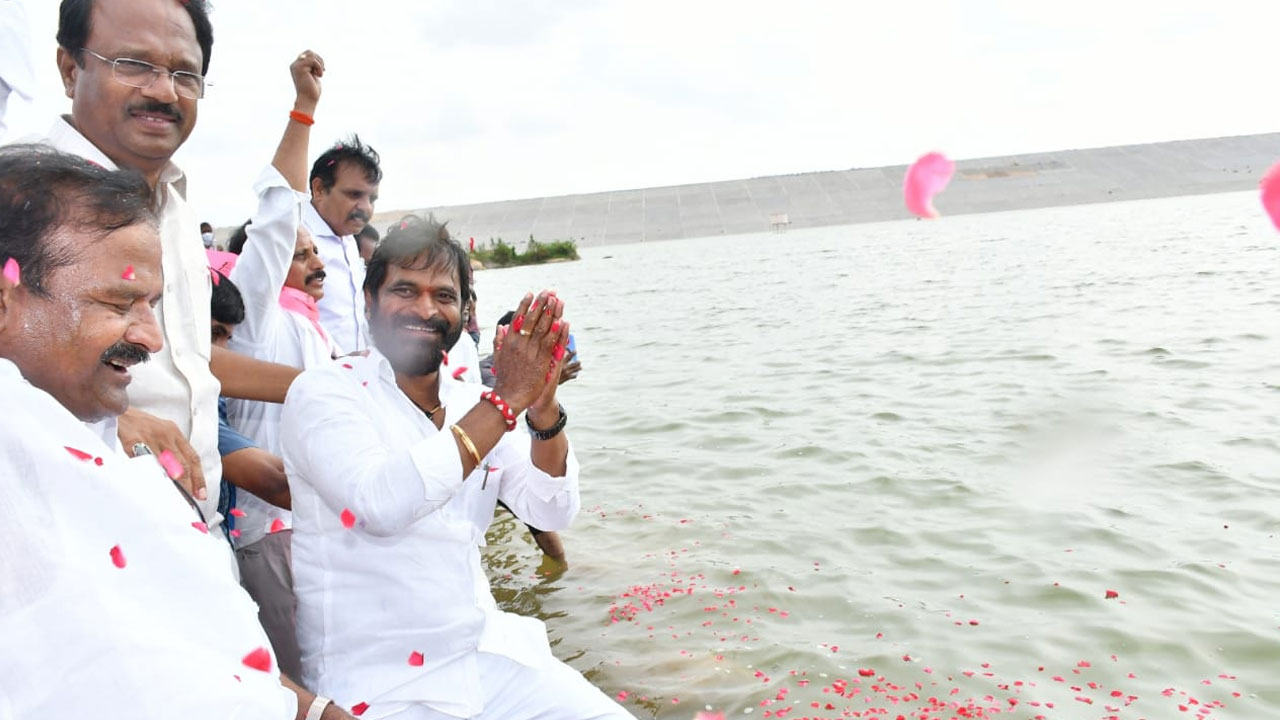 CM KCR | పాలమూరు ఎత్తిపోతలకు పర్యావరణ అనుమతులు..కేసీఆర్ చిత్రపటానికి జలాభిషేకం