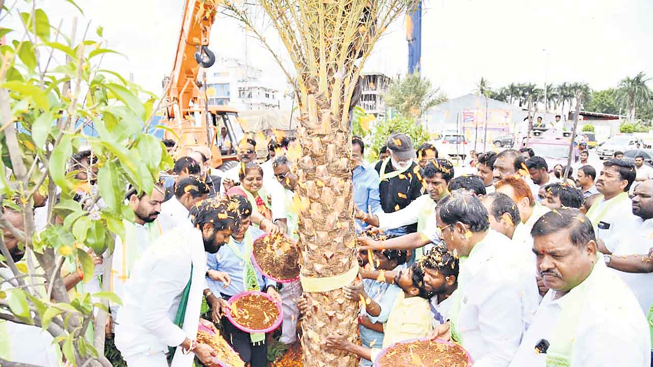 ప్రతిఒక్కరూ మొక్కలు నాటాలి