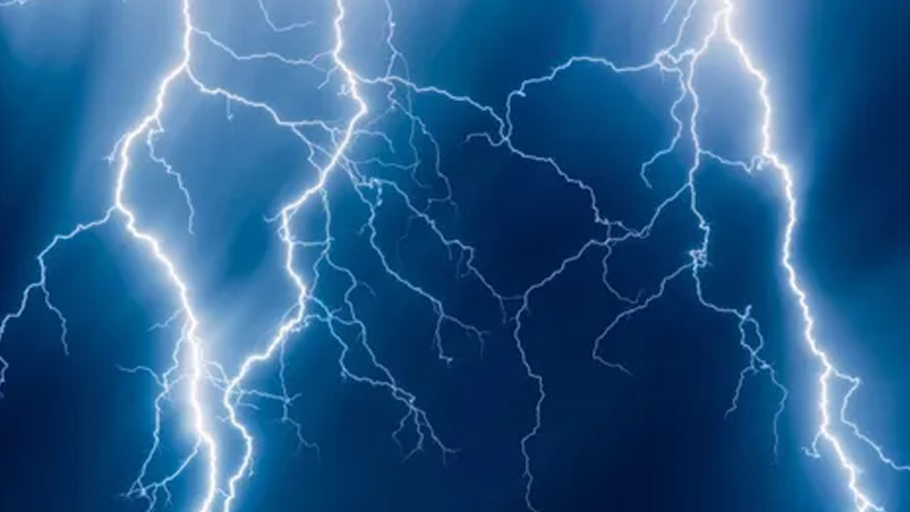 Lightning strike | పాఠ‌శాల‌పై పిడుగు.. 17 మంది విద్యార్థుల‌కు తీవ్ర గాయాలు