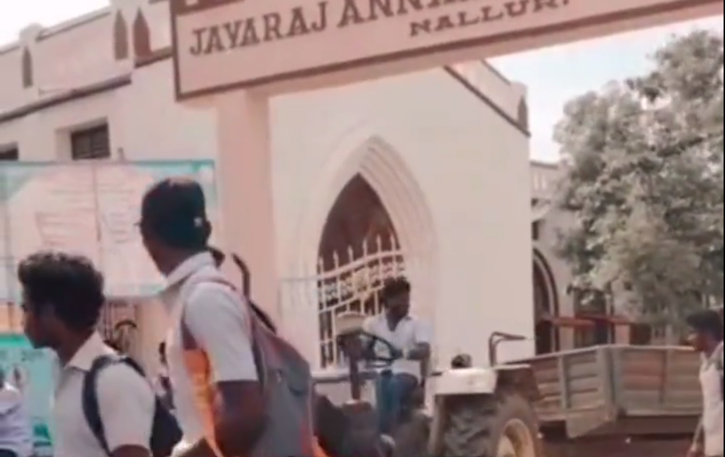 Student Drives Tractor | కాలేజ్‌కి ట్రాక్టర్ తోలుకుంటూ వ‌చ్చిన‌ స్టూడెంట్.. వీడియో వైర‌ల్