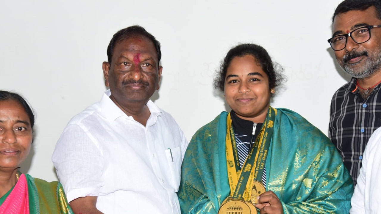 లిఫ్టర్‌ స్వప్నికకు నగదు ప్రోత్సాహం