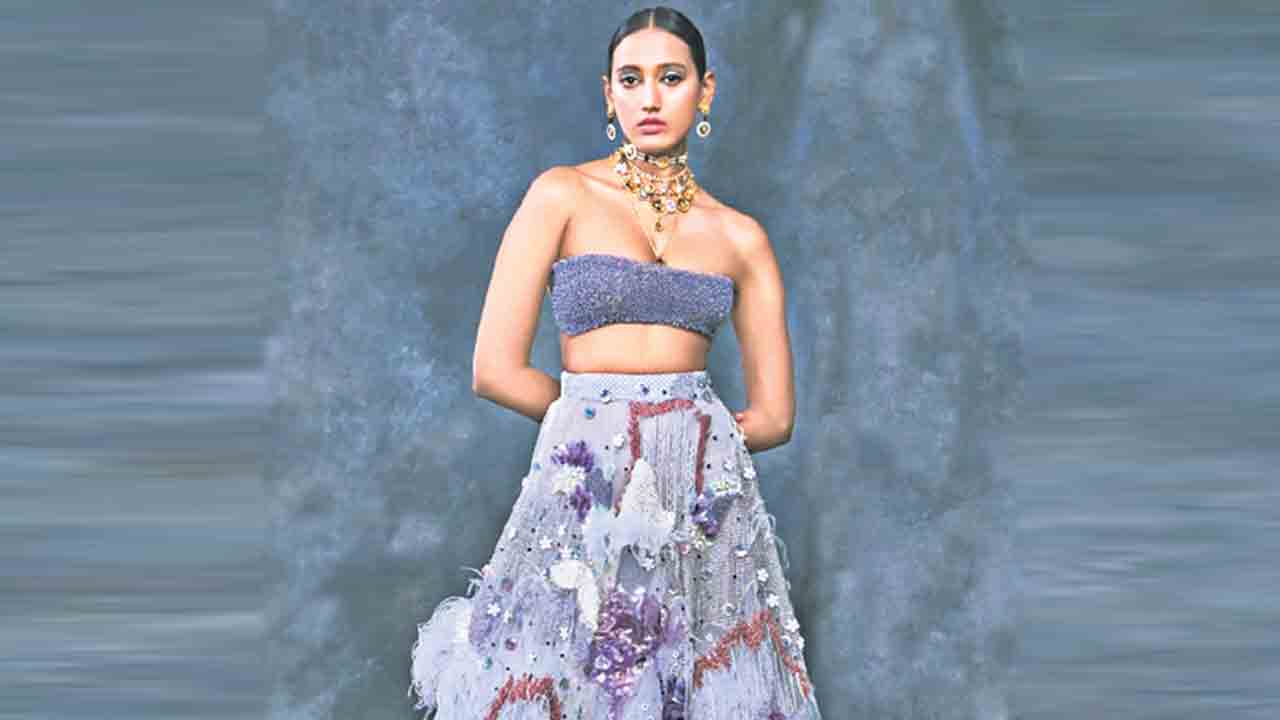 తళుకు బెళుకుల తారక