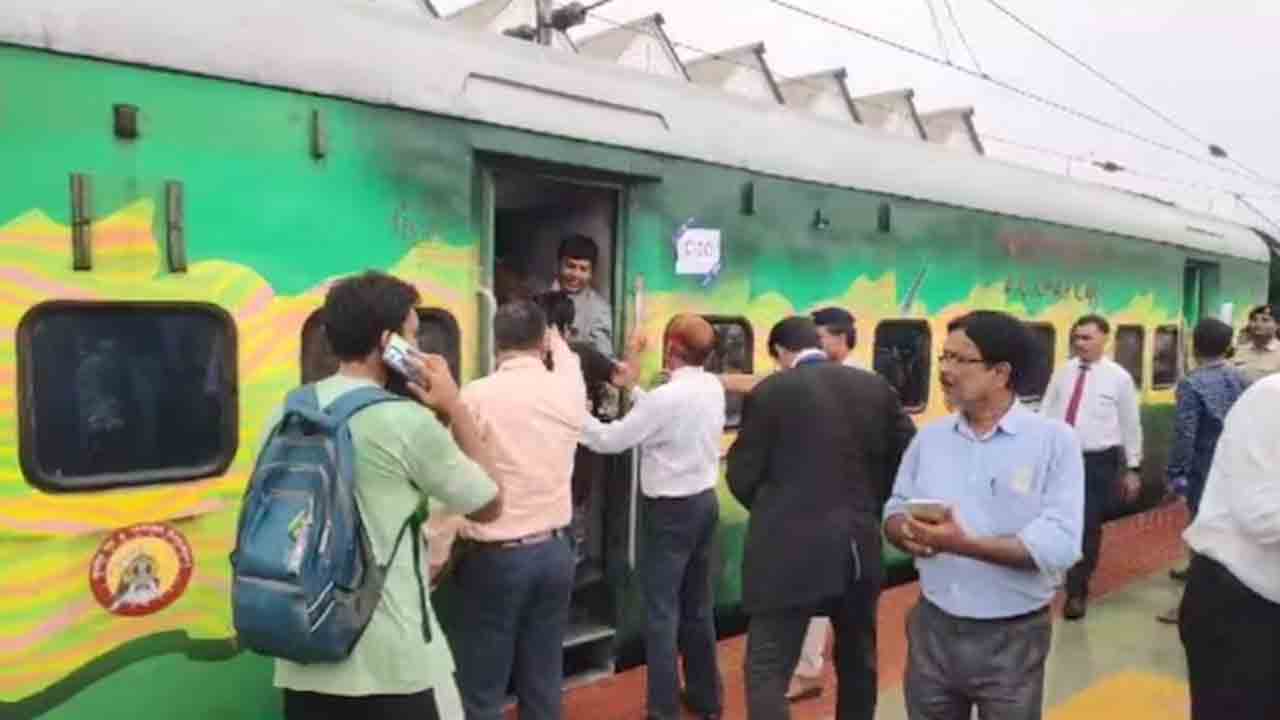 Vande Bharat Express | వందే భారత్‌లో సాంకేతిక లోపం.. చివరకు మరో రైలు ఏర్పాటుతో    ఇబ్బందిపడిన ప్రయాణికులు