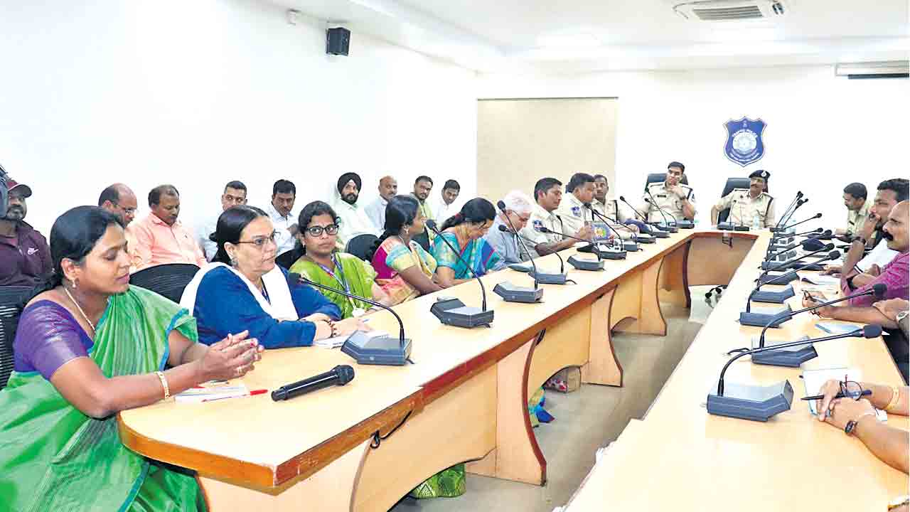 బడి పిల్లలు భద్రంగా చేరుకునేలా..