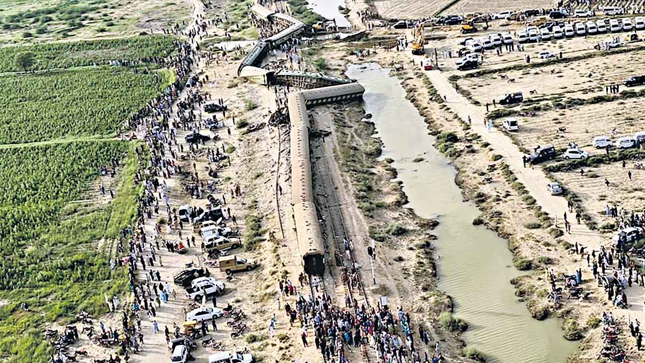 పాక్‌లో ఘోర రైలు ప్రమాదం