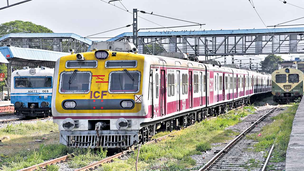 Trains Cancelled | మిచౌంగ్ తుఫాన్ ప్రభావంతో ఏపీ మీదుగా వెళ్లే 142 రైళ్ల రద్దు