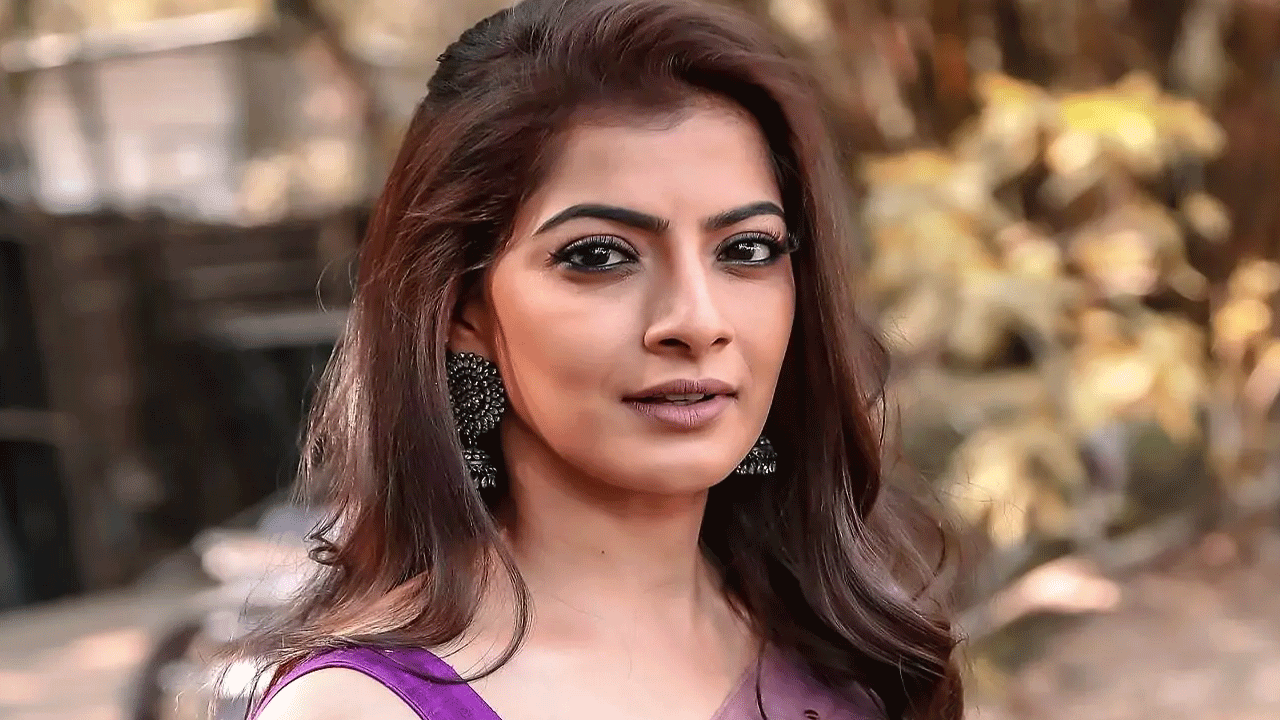 Varalakshmi sarath Kumar | వరలక్ష్మికి మరోసారి బంపర్‌ ఆఫర్‌.. ఆ డైరెక్టర్‌కు ఆమెనే సెంటిమెంట్‌ ?