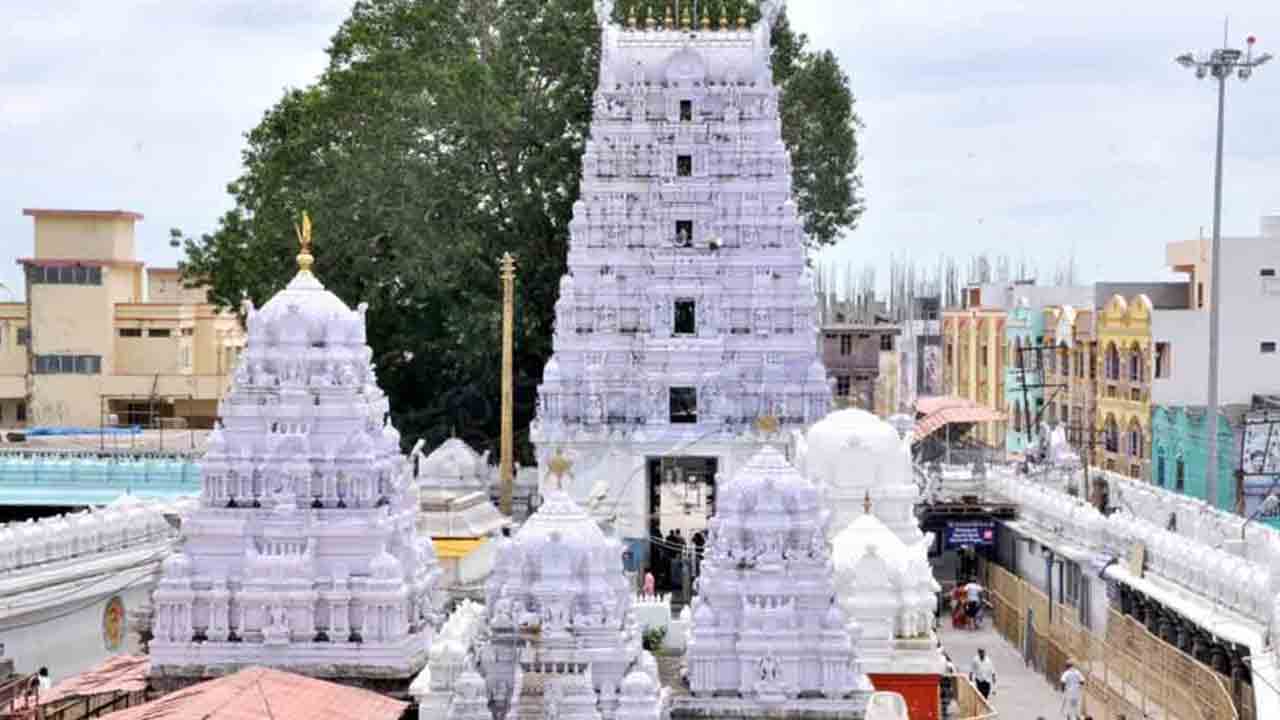 రాజన్న గుడికి వారినే ఈవోగా నియమించండి.. మంత్రి ఇంద్రకరణ్కు అర్చక ఉద్యోగ జేఏసీ వినతి