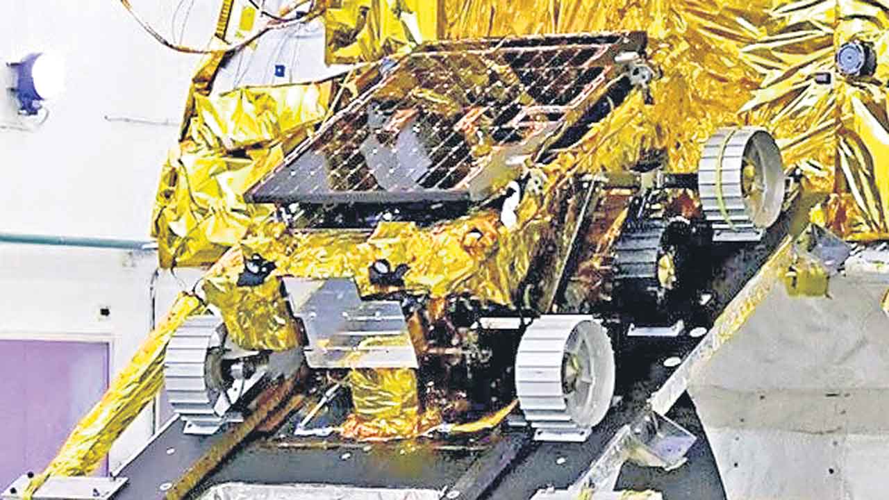 Pragyan Rover |  జాబిల్లి గుట్టు విప్పేది రోవరే.. మూన్‌ మిషన్‌లో ప్రజ్ఞాన్‌ దే కీలకపాత్ర