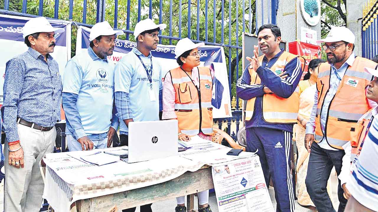 ఓటరు జాబితాలో మీ పేరుందా? లేకుంటే వెంటనే నమోదు చేసుకోండి