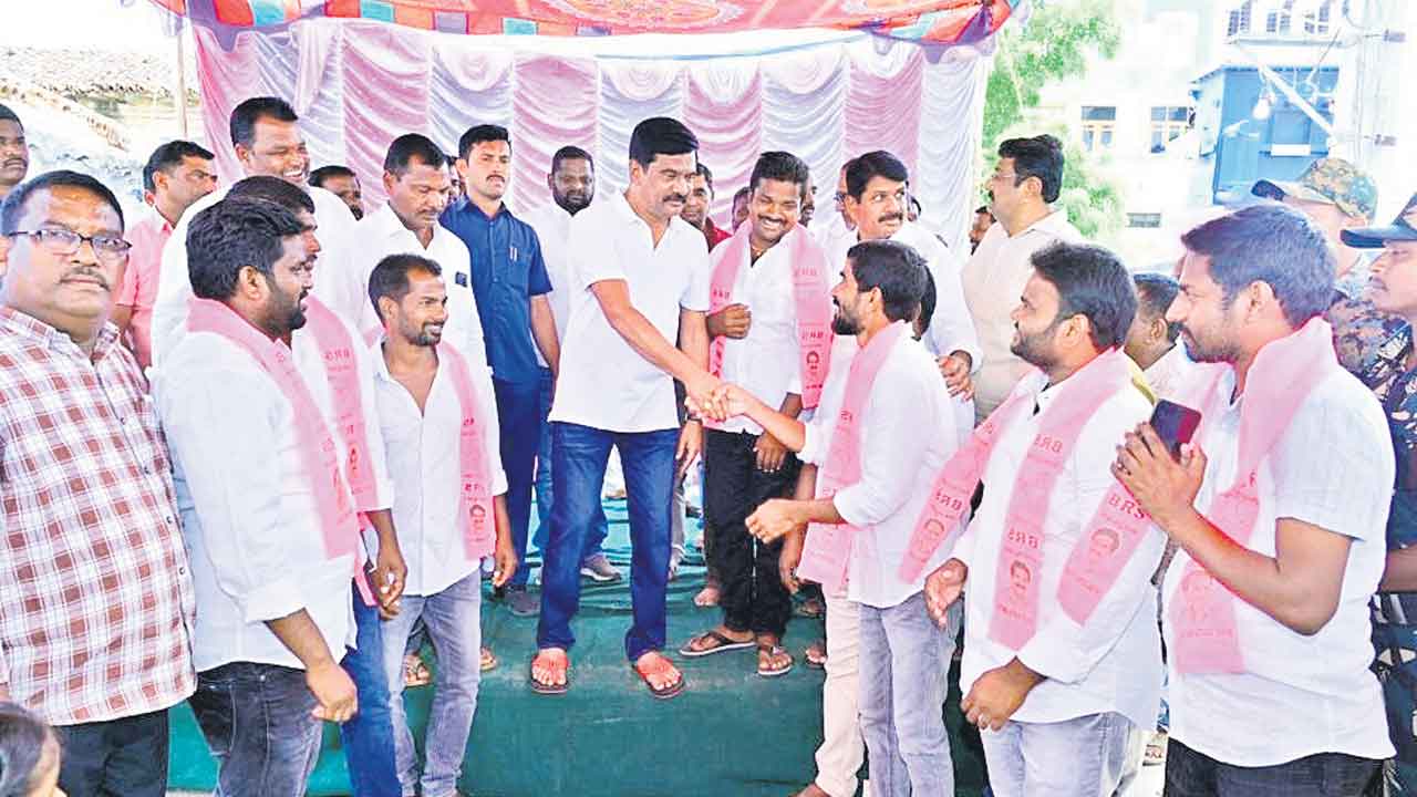 బీఆర్‌ఎస్‌లో చేరికల జోరు