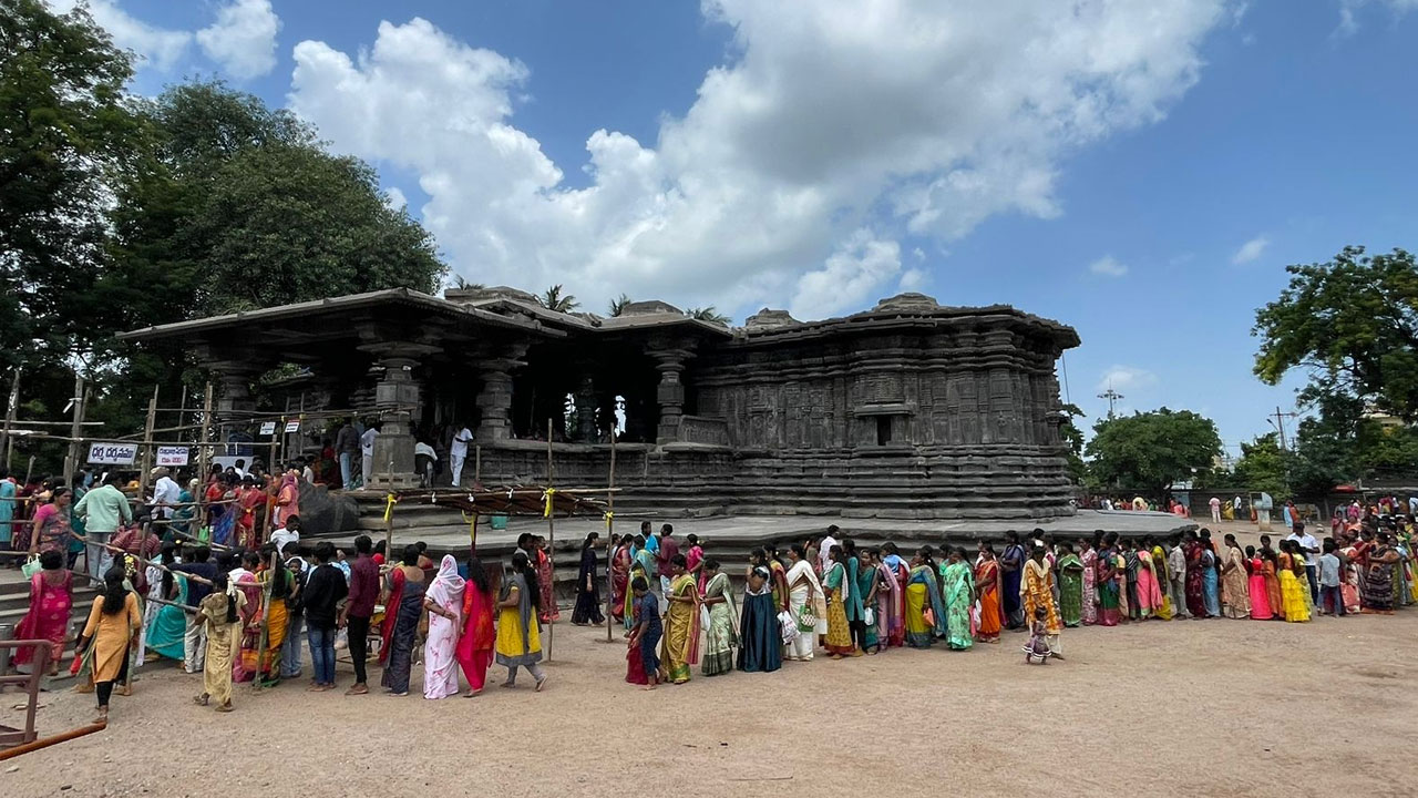 Sravana Masam | శ్రావణమాసం మొదటి సోమవారం.. నాగుల పంచమి.. ఆలయాలకు పోటెత్తిన భక్తులు