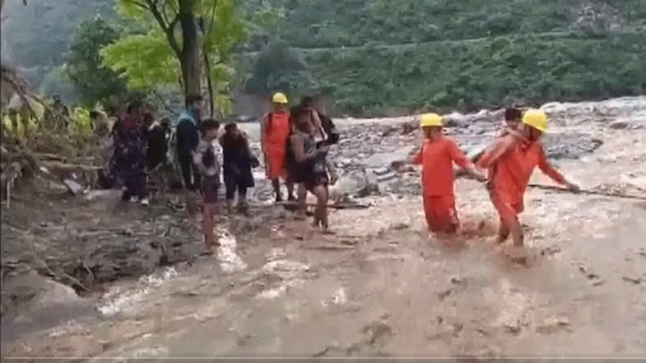 Himachal Floods | హిమాచ‌ల్‌ను వీడ‌ని వ‌ర‌ద : కులు-మండి హైవేపై చిక్కుకున్న ప్ర‌యాణీకులు