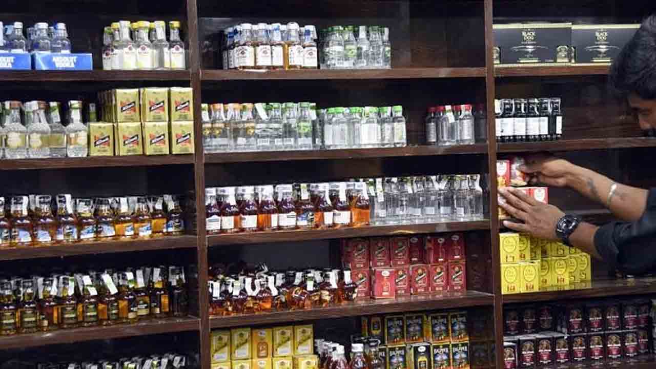 మద్యం షాపులకు తొలిరోజు 125 దరఖాస్తులు