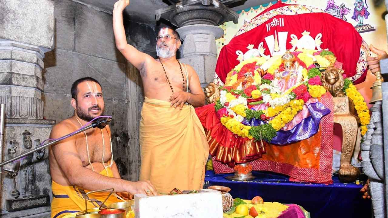 గుట్టలో వైభవంగా సుదర్శన నారసింహ హోమం