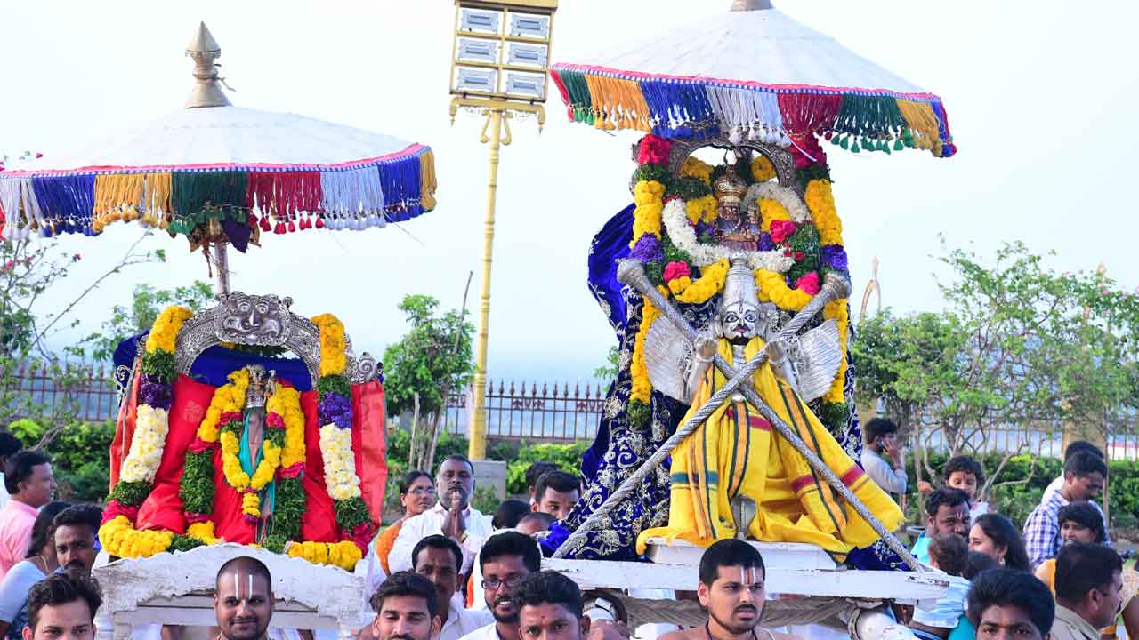 యాదగిరీశుడికి నిత్యారాధనలు