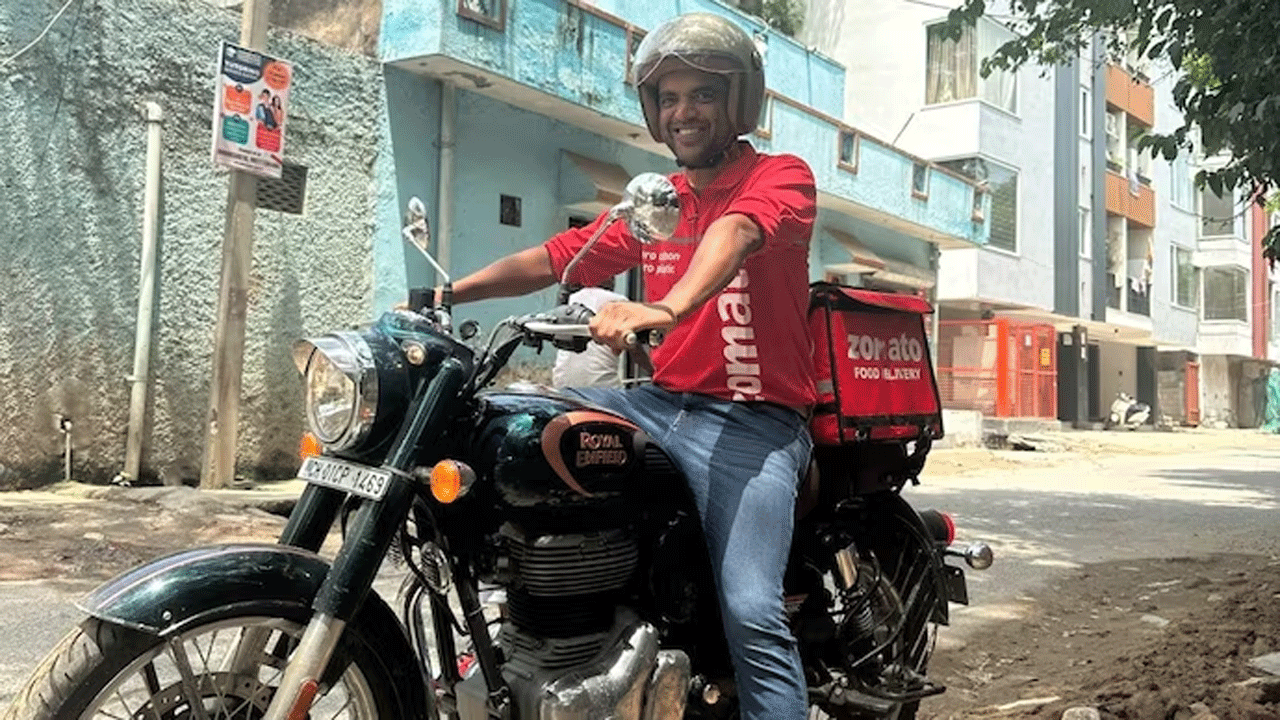 Friendship Day | డెలివ‌రీ బాయ్‌గా మారిన జొమాటో సీఈవో