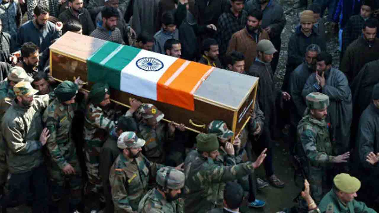 తుపాకీ పేలి జవాన్‌ మృతి