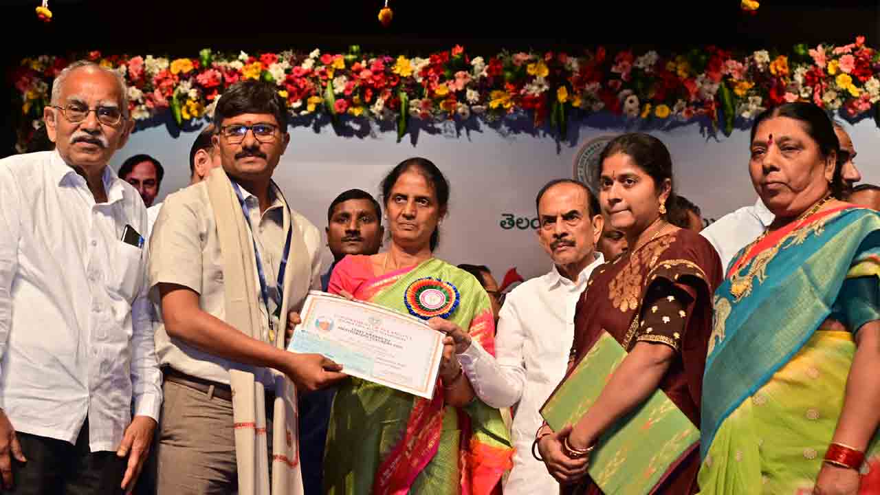 ఉత్తమ ఉపాధ్యాయులకు అవార్డులు