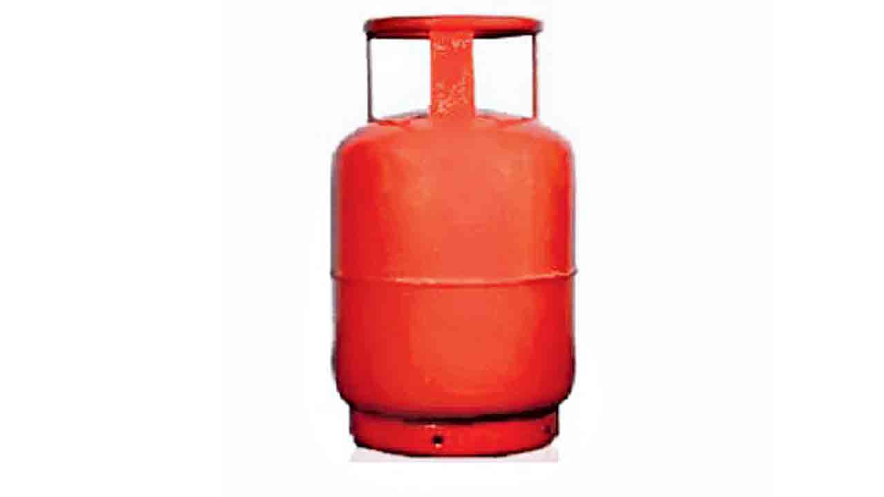 Gas cylinder price |  పంపిణీదారుల నెత్తిన ‘తగ్గింపు’ బండ.. గ్యాస్‌ ధర తగ్గింపుతో రాష్ట్రంలో పంపిణీదారులకు 30 కోట్ల నష్టం
