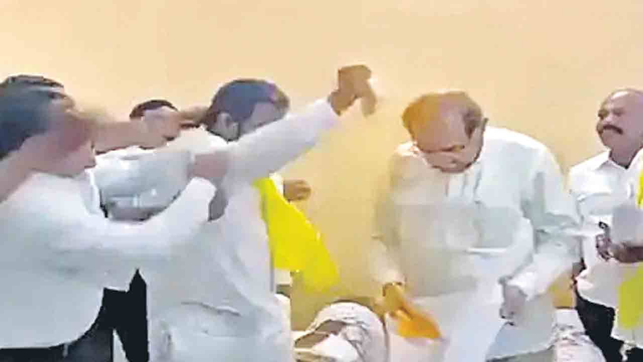 మహారాష్ట్ర మంత్రికి రిజర్వేషన్ల సెగ.. తలపై పసుపు చల్లి నిరసన తెలిపిన ధన్‌గర్‌ కమ్యూనిటీ