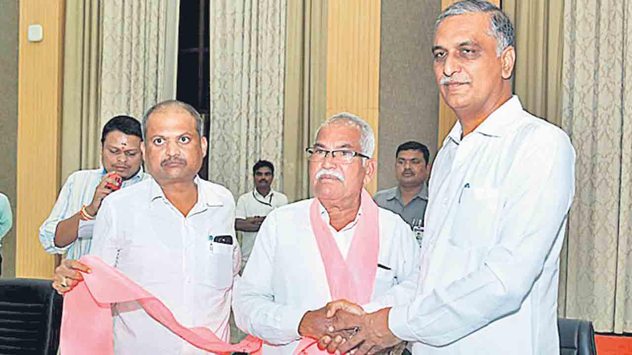 BJP | సిద్దిపేటలో బీజేపీకి బిగ్‌ షాక్‌.. బీఆర్‌ఎస్‌లో చేరిన బీజేపీ మైనార్టీ జిల్లా అధ్యక్షుడు