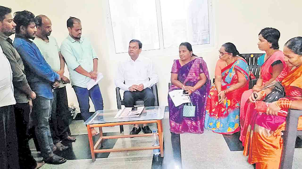 దళితబంధుకు దరఖాస్తు చేసుకోండి