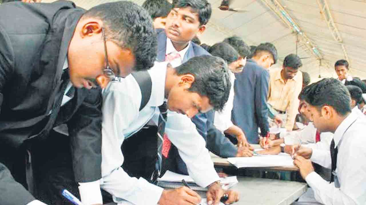 జాబ్‌మేళా.. ఆనందహేళ..