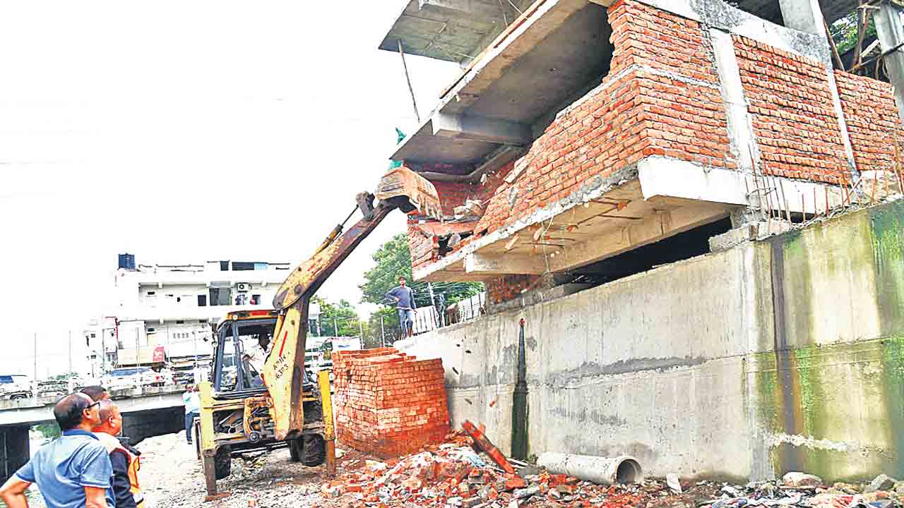 సాగర్‌ నాలాపై రెండు వైపులా గోడ