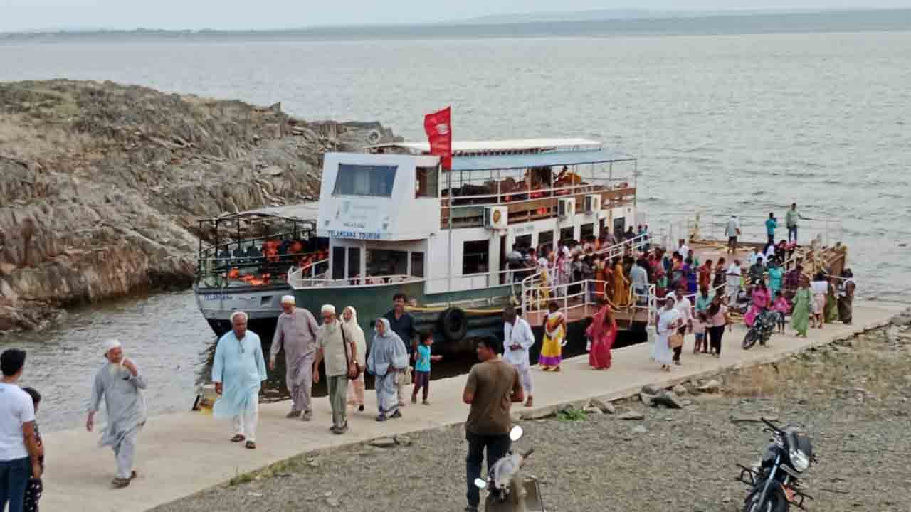 నందికొండలో పర్యాటకుల సందడి