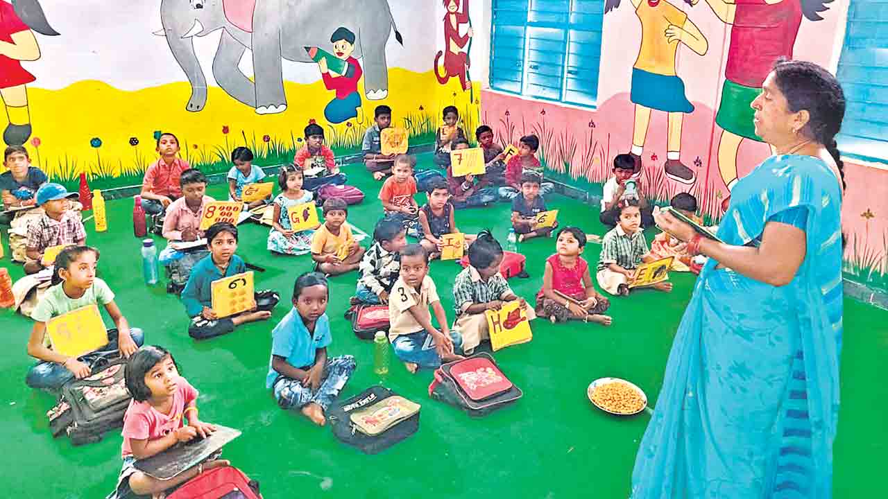 అంగన్‌వాడీ పిల్లలకు సర్పంచ్‌ పాఠాలు