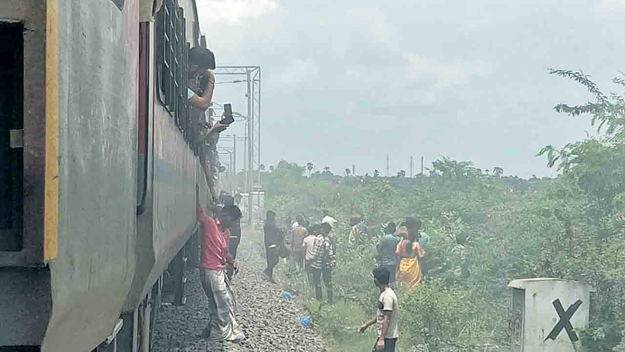 ఈస్ట్‌ కోస్ట్‌ ఎక్స్‌ప్రెస్‌లో పొగలు