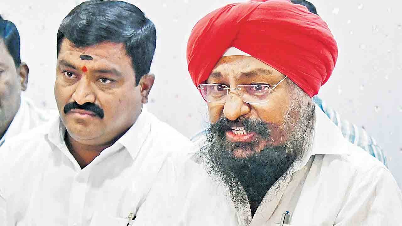 బండి సంజయ్‌ బ్లాక్‌ మెయిలర్‌