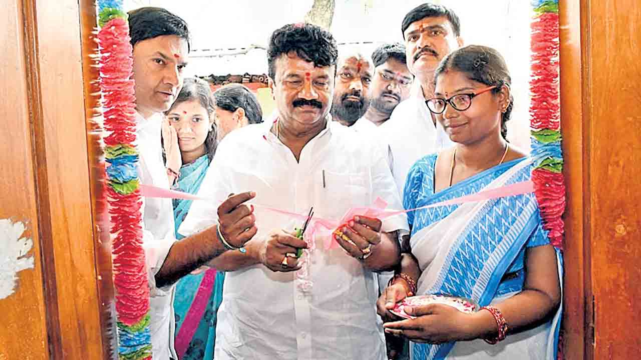 అభివృద్ధి ప్రభుత్వాన్ని ఆశీర్వదించండి