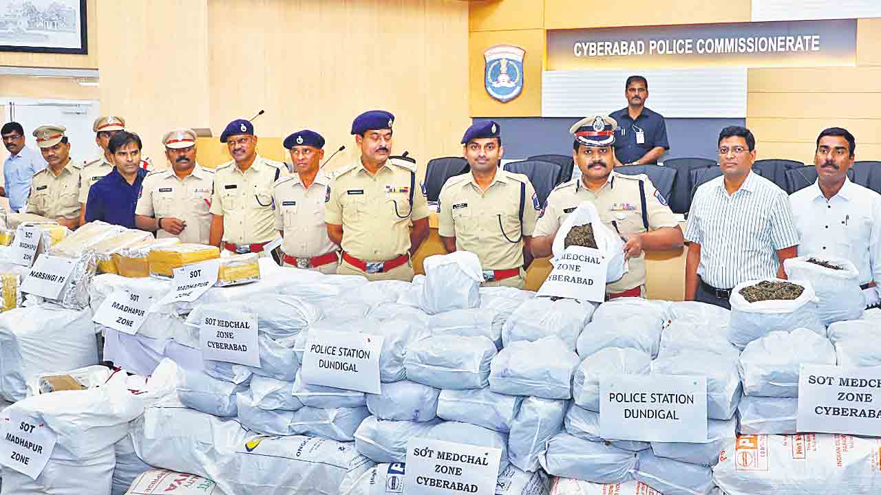 ఎస్కార్ట్‌తో గంజాయి స్మగ్లింగ్‌