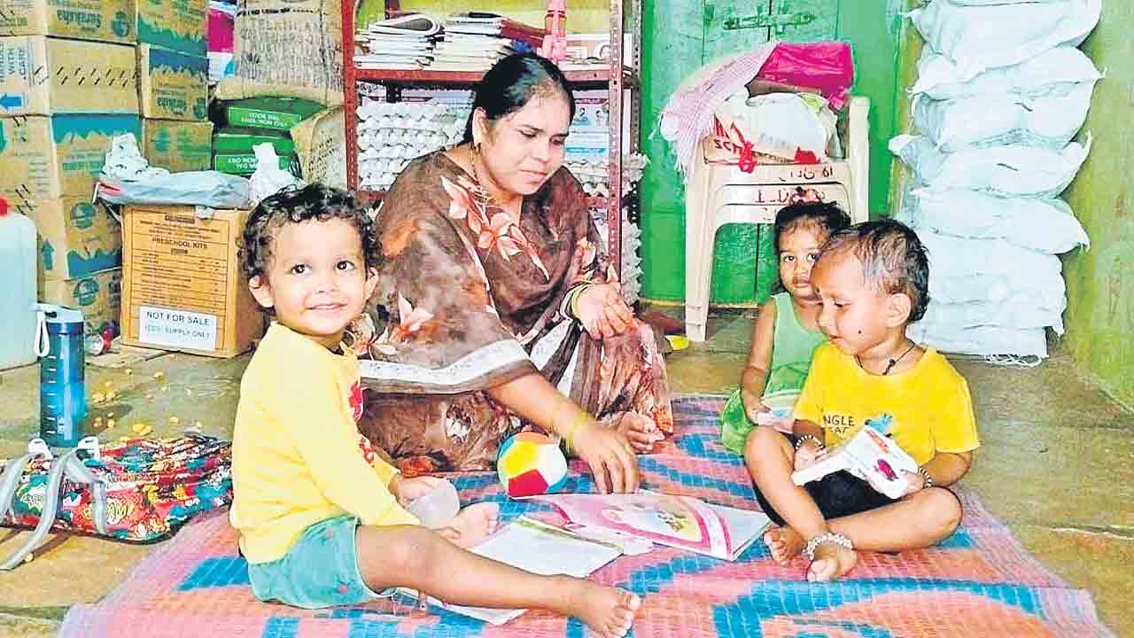 Bade Nagajyothi | ప్రజాక్షేత్రంలో తల్లి.. అంగన్‌వాడీలో కొడుకు.. బీఆర్‌ఎస్‌ ములుగు ఎమ్మెల్యే అభ్యర్థి నాగజ్యోతిపై ప్రశంసలు కురిపిస్తున్న ప్రజలు