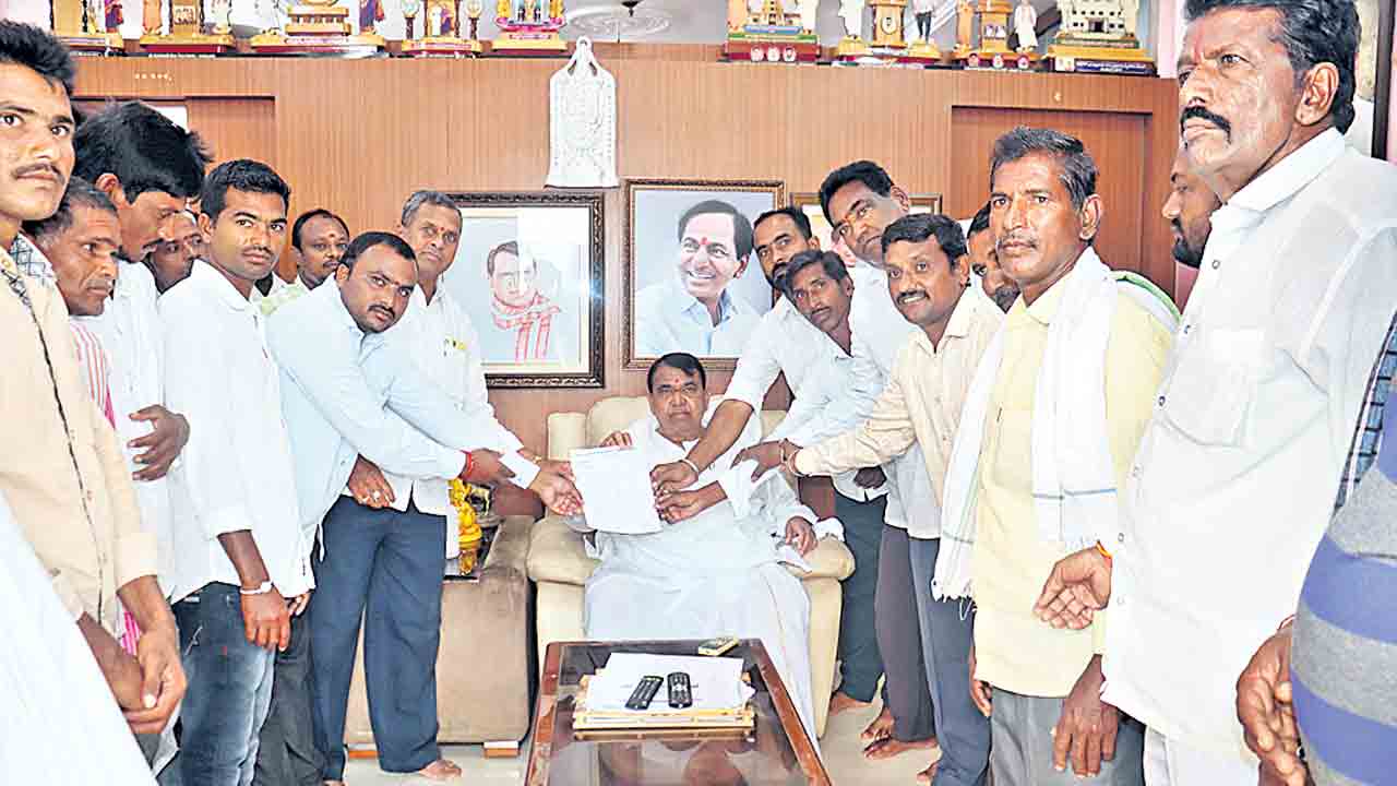 స్పీకర్‌కు మద్దతుగా కదులుతున్న పల్లెలు