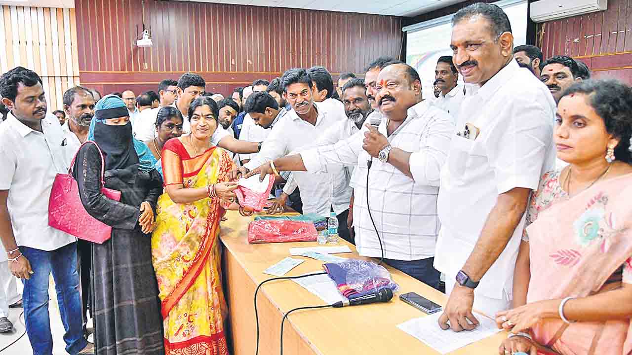 సంక్షేమంలో మనమే ఆదర్శం