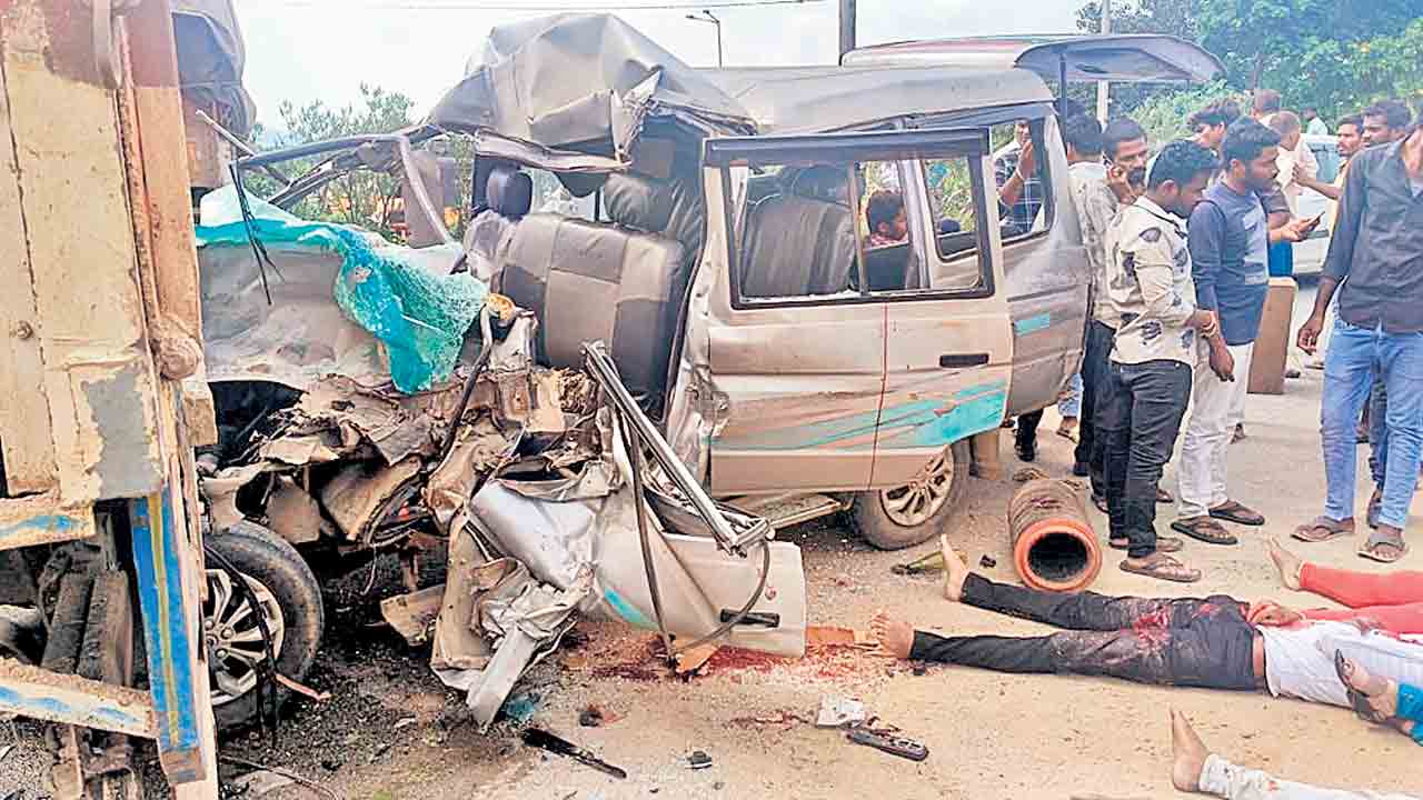 Siddipet | పరీక్ష రాసి వస్తూ పరలోకాలకు.. లారీ ఢీకొట్టడంతో ముగ్గురు విద్యార్థులు దుర్మరణం