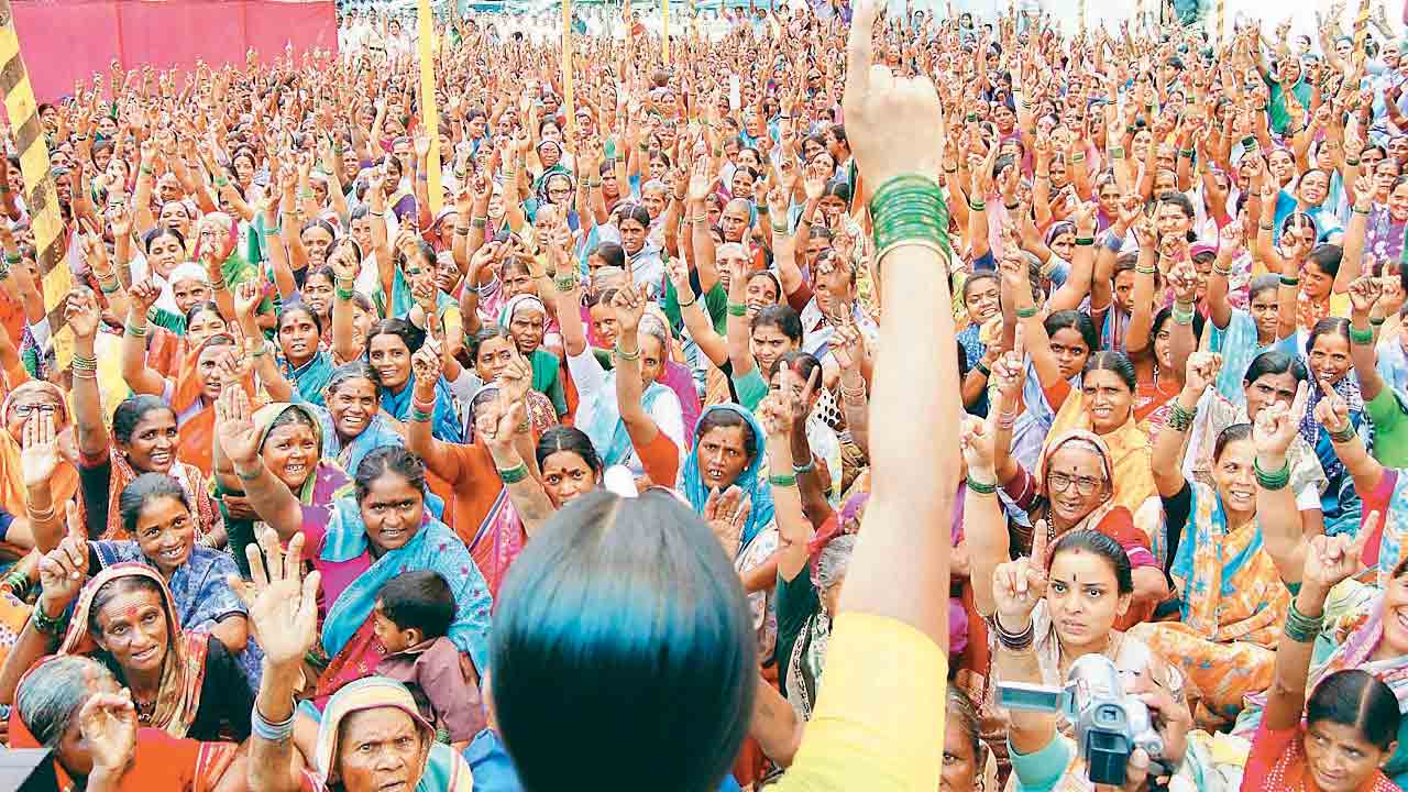 ఆడబిడ్డలకు రాఖీ కానుక