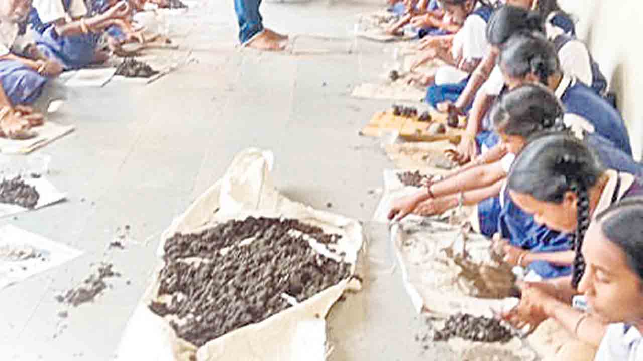 చిట్టి చేతులో.. మ‌ట్టి గ‌ణ‌ప‌తులు