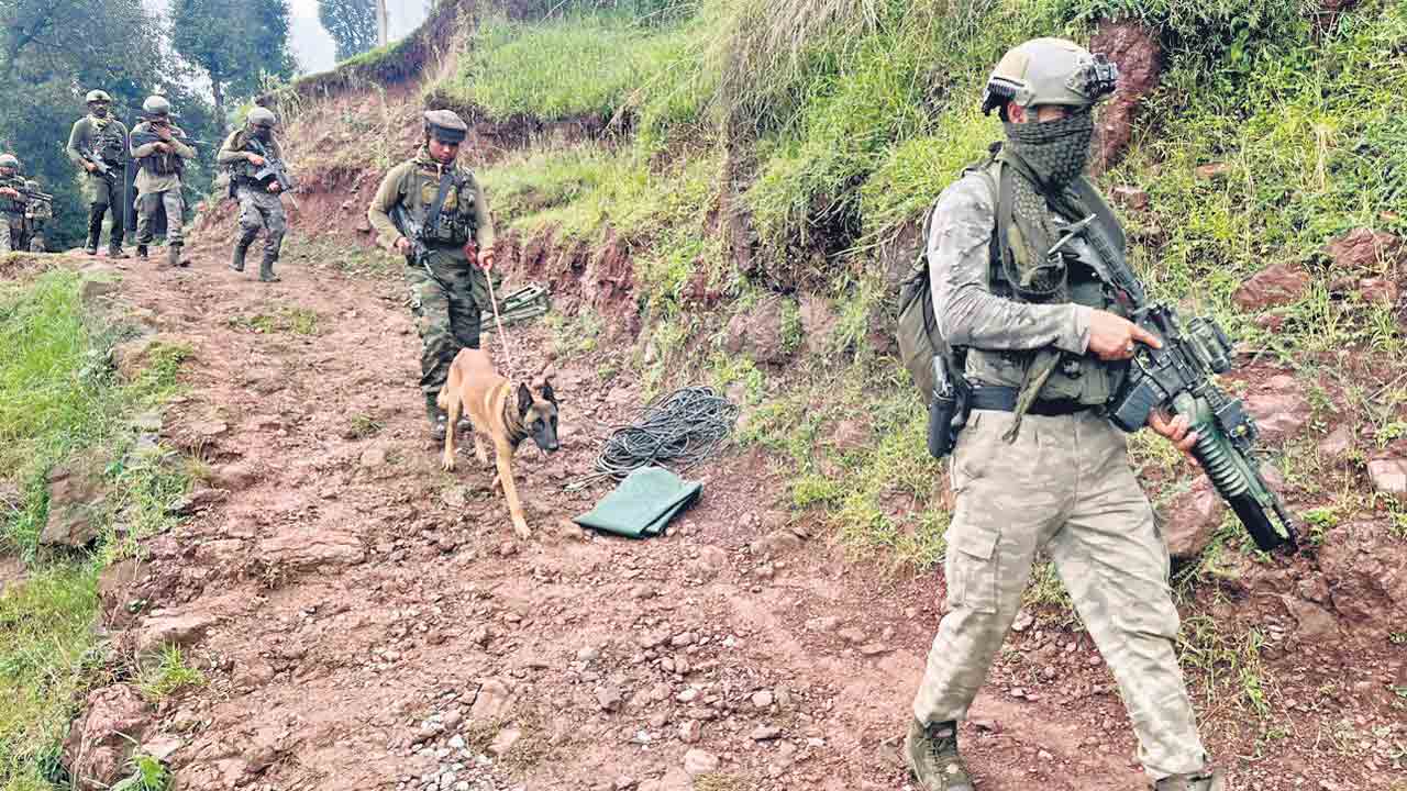 Encounter |  కశ్మీర్‌లో కాల్పులకు తెగబడ్డ ఉగ్రవాదులు.. ఇద్దరు ఆర్మీ అధికారులు, డీఎస్పీ వీరమరణం