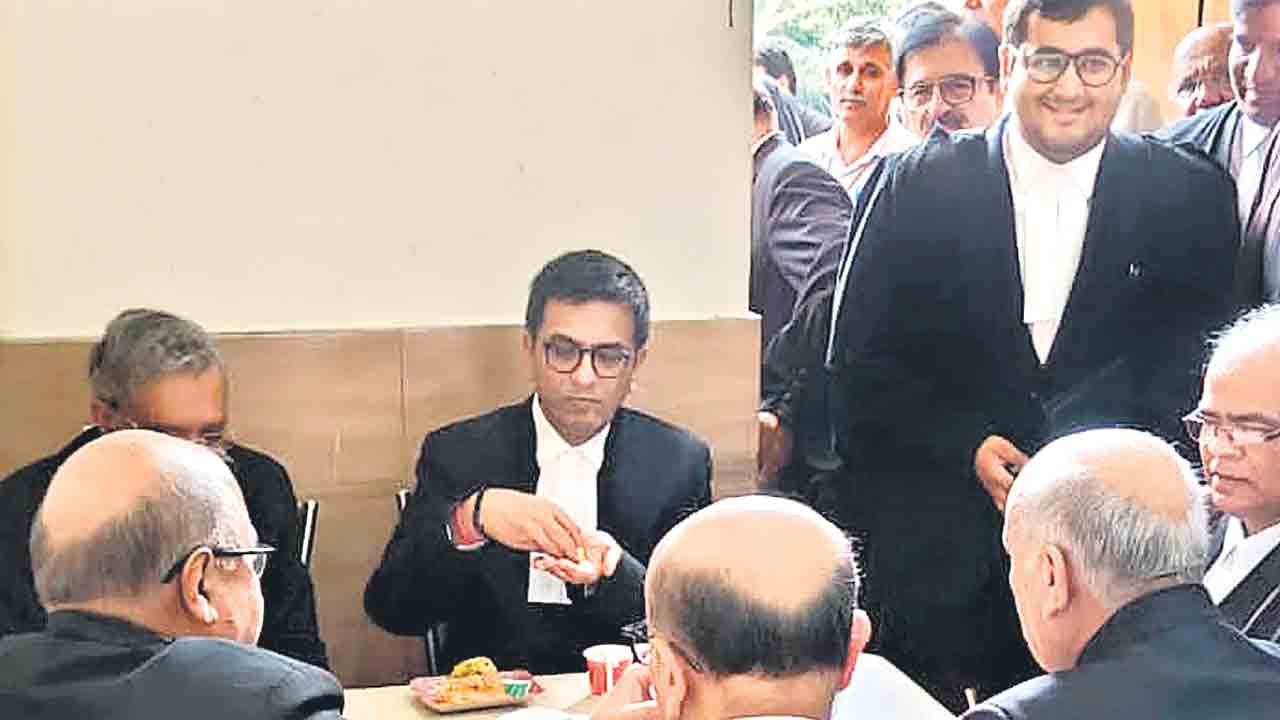 CJI Chandrchud |  సమోసా తింటూ.. కాఫీ తాగుతూ సుప్రీంకోర్టు కేఫ్‌టేరియాలో కలియతిరిగిన సీజేఐ