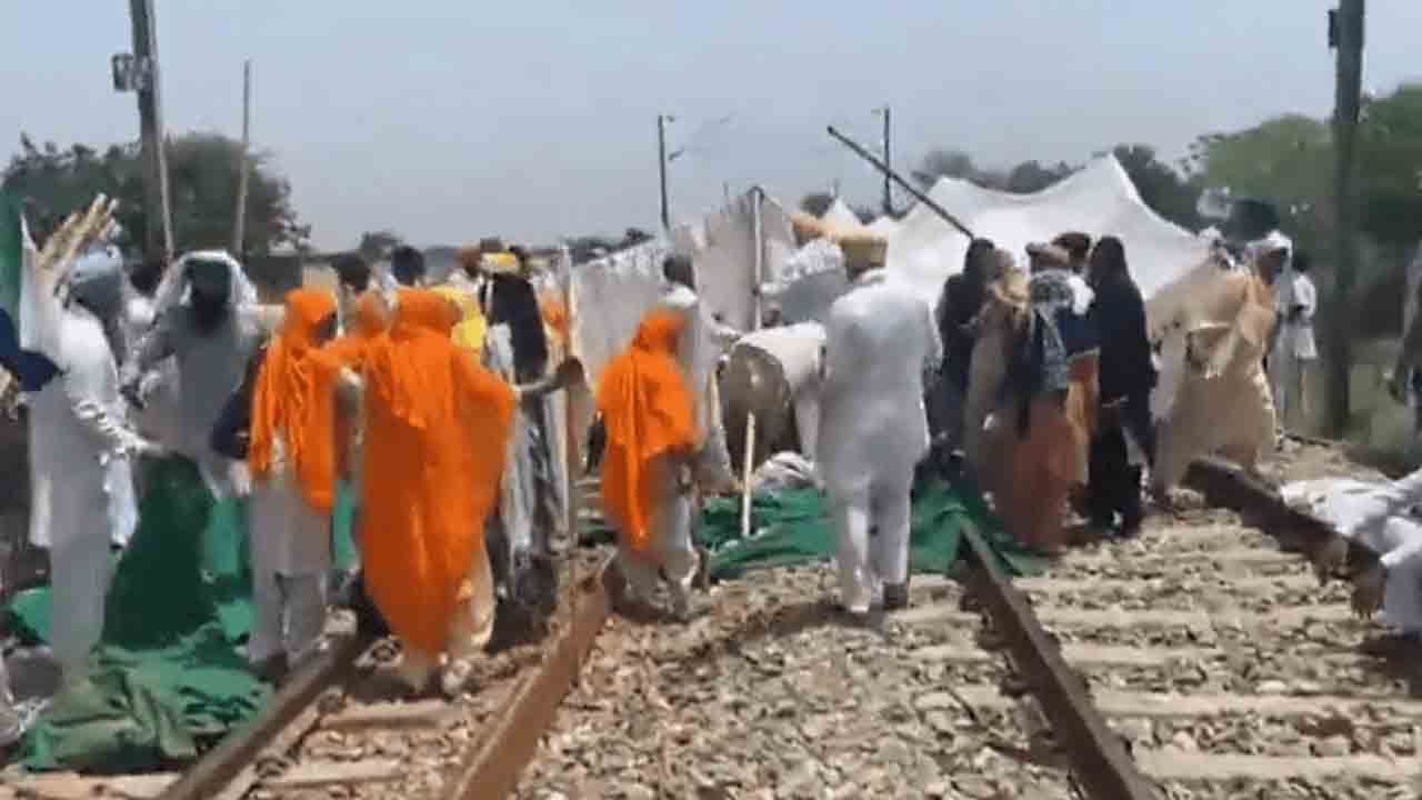 Farmers | ట్రాక్‌ వేశారు.. నష్టపరిహారం మరిచారు.. నాలుగు గంటలపాటు రైలును ఆపేసిన రైతులు