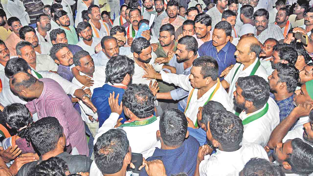 మానుకోట కాంగ్రెస్‌లో మళ్లీ రచ్చ