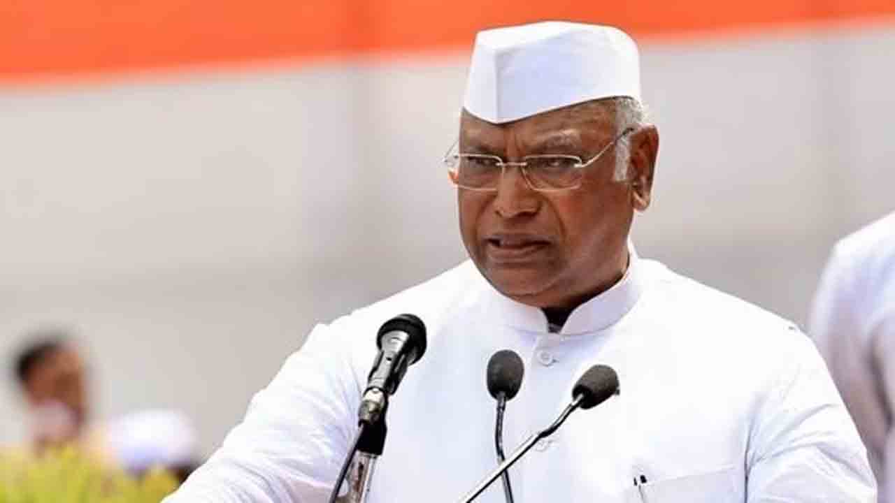 Mallikarjun Kharge |  ప్రజాస్వామ్య భారత్‌ను నియంతృత్వ దేశంగా మార్చటమే మోదీ సర్కార్‌ లక్ష్యం: ఖర్గే