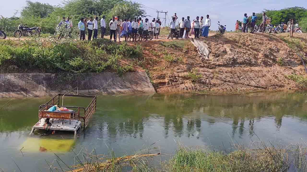 కాల్వలోకి దూసుకెళ్లిన బొలేరో